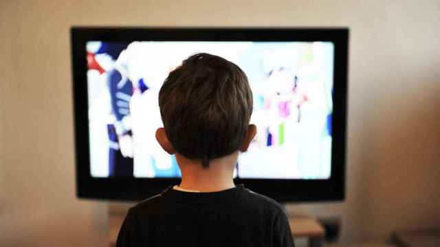 Un niño viendo una serie en Netflix / PIXABAY