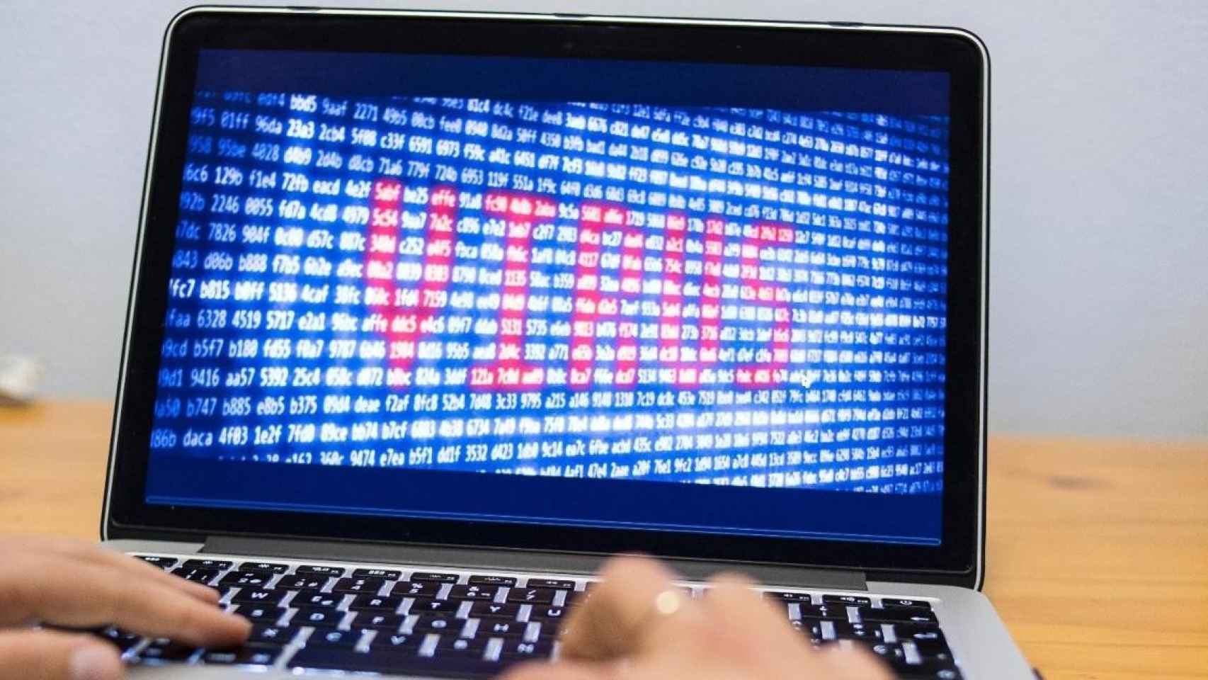 Un ordenador infectado con un virus, como el que afectó a la mujer estafada / EUROPA PRESS
