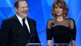 Jennifer Lawrence junto a Harvey Weinstein en una entrega de premios