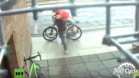 Los ladrones intentando robar la bicicleta