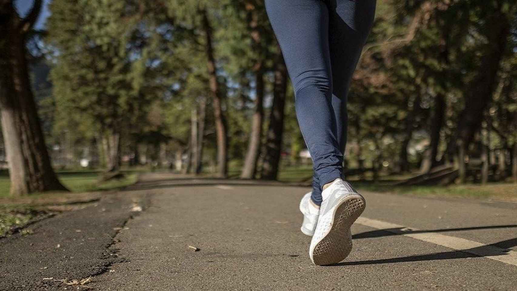 Mujer haciendo running en un lugar similar al Parc de la Mitjana, en Lleida / Daniel Reche EN PIXABAY
