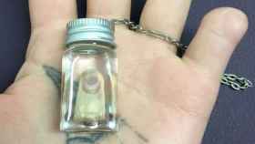 Una foto del dedo meñique de la mujer en un frasco