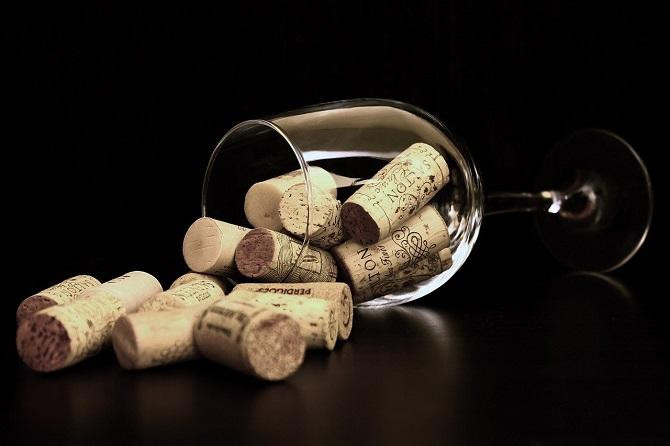 Corchos y copa de vino / Adriano Gadini EN PIXABAY