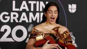 Rosalía con sus cuatro Grammy Latino / EFE