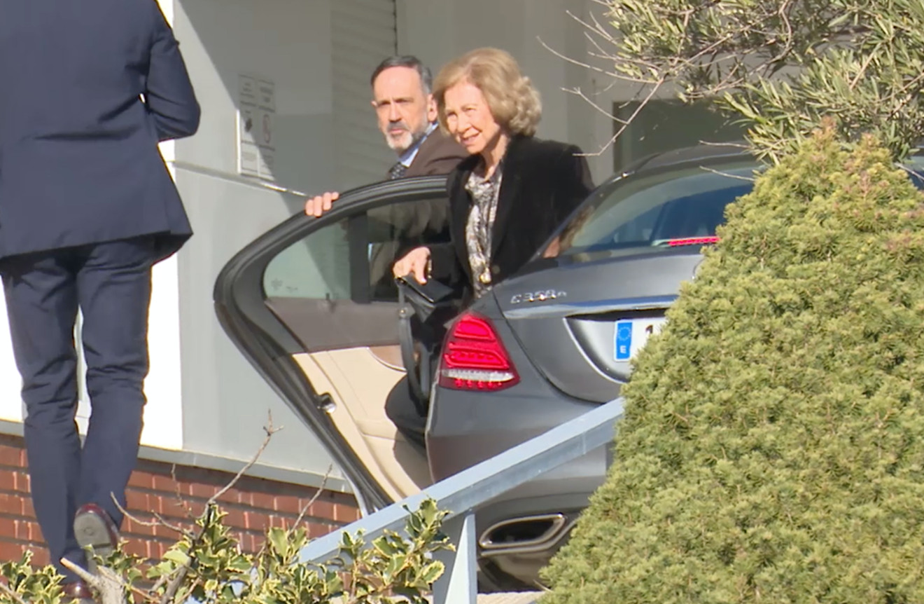 La reina Sofía acude al hospital para visitar a su cuñada, la Infanta Pilar / AGENCIAS