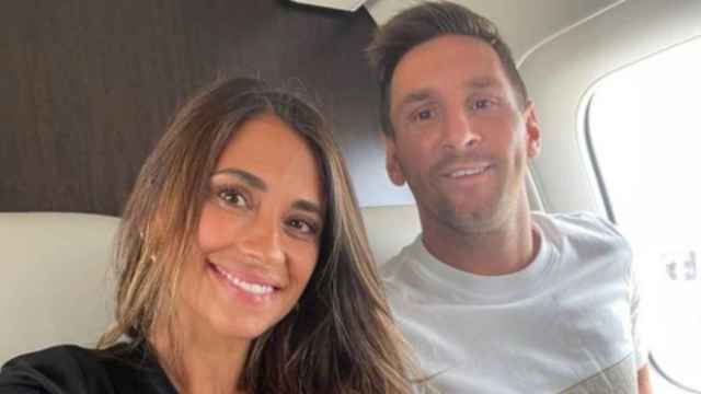 Antonella Roccuzzo y Leo Messi en su avión privado