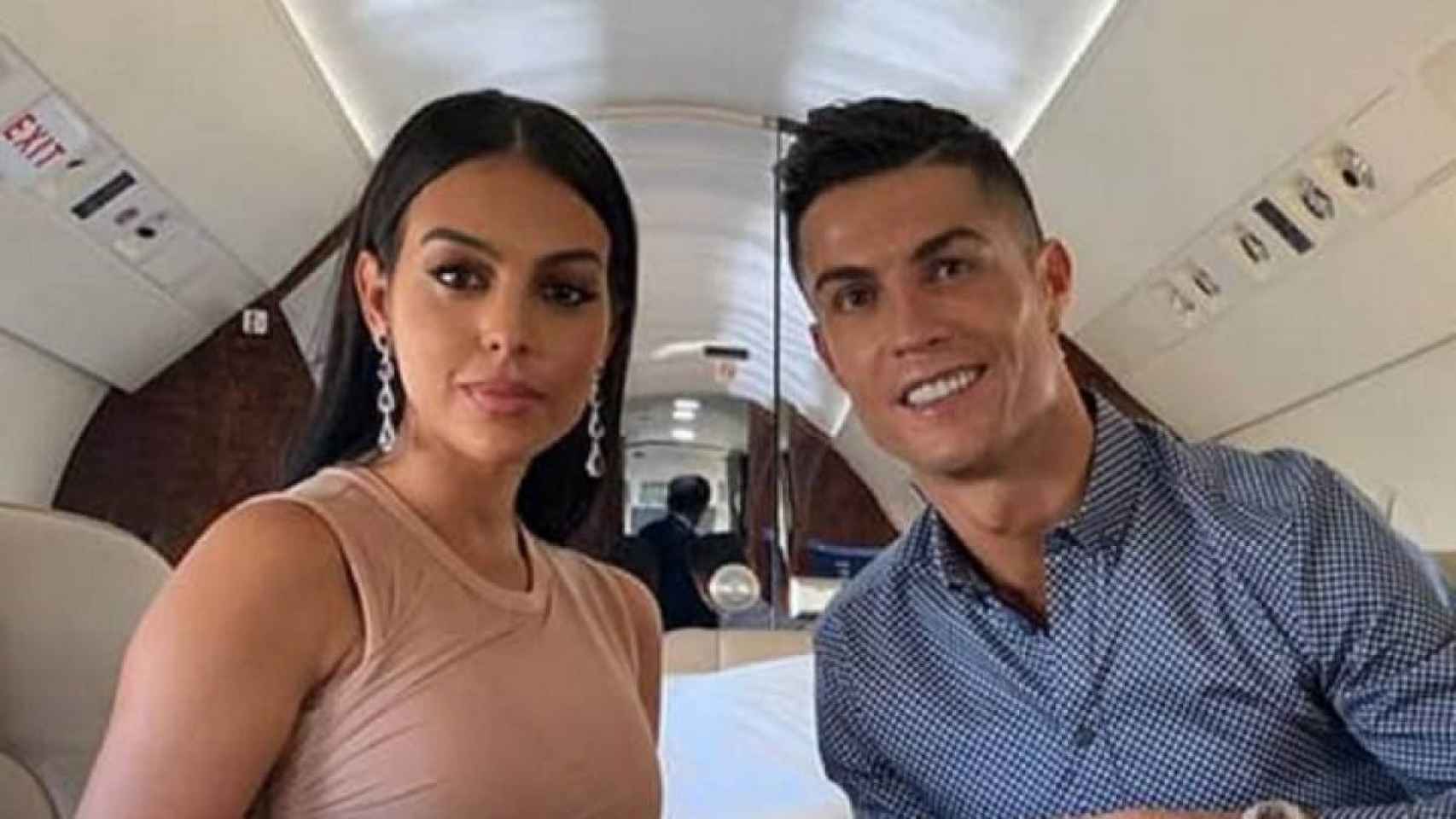 Georgina Rodríguez y Cristiano Ronaldo en el jet privado