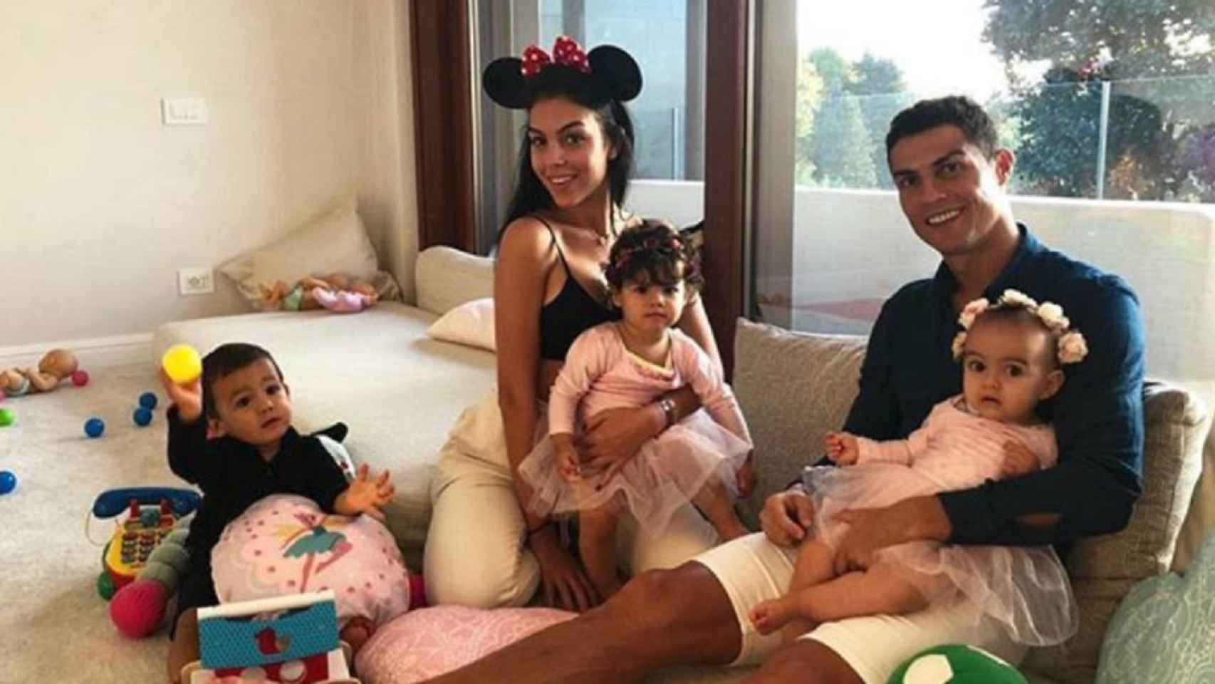 Cristiano Ronaldo con su familia en casa