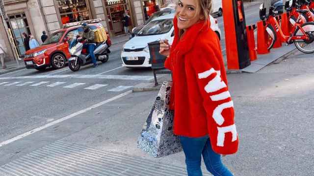 Elena Galera con un abrigo rojo
