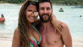 Antonella Roccuzzo y Leo Messi en la playa / INSTAGRAM