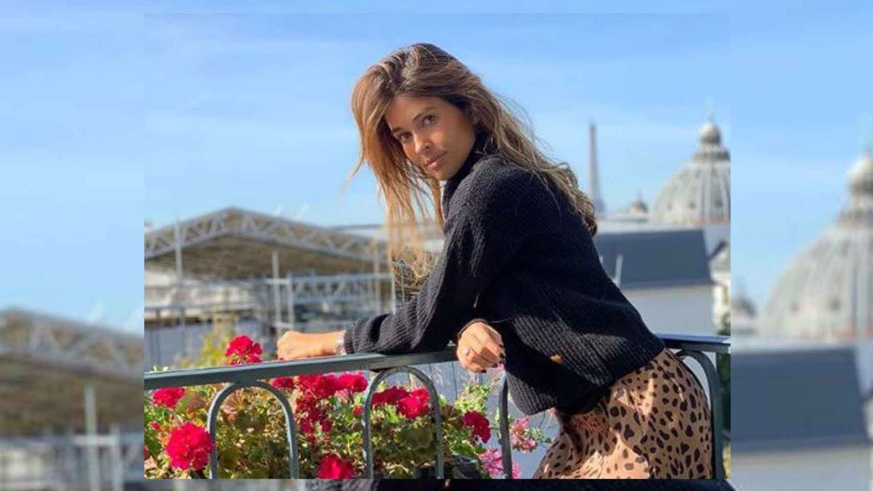 Coral Simanovich posa con una falda a topos en París / Instagram