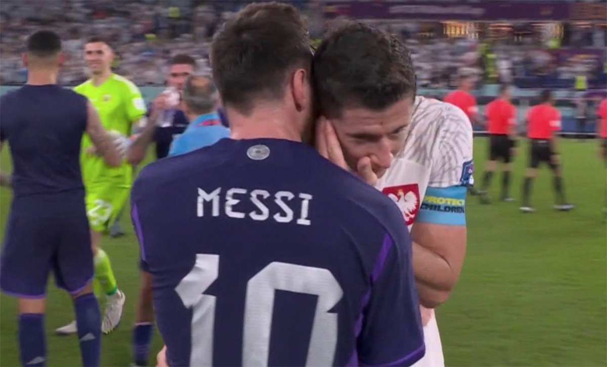 Messi y Lewandowski, charlando tras el Argentina Polonia sobre el césped / CAPTURA