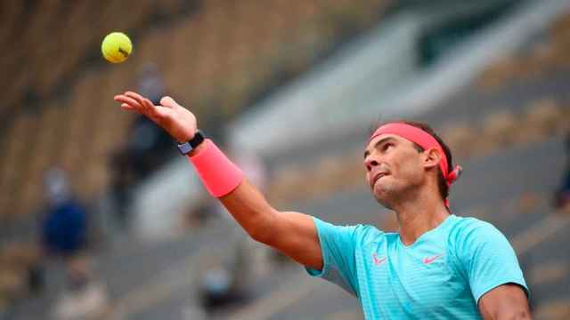 Rafa Nadal realizando un saque en Roland Garros / EUROPAPRESS