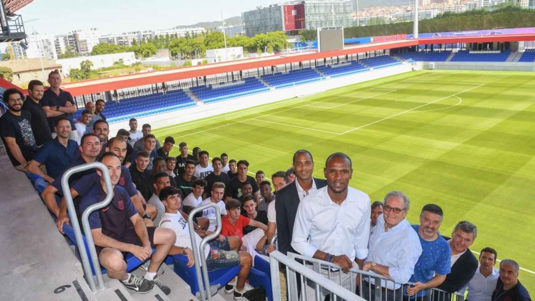 Abidal, Kluivert y Elías con los futbolistas de las categorías inferiores / FC Barcelona