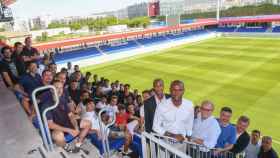 Abidal, Kluivert y Elías con los futbolistas de las categorías inferiores / FC Barcelona