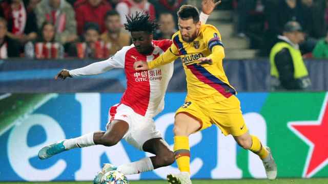 Olayinka entrando a Leo Messi en el partido Slavia-Barça / EFE