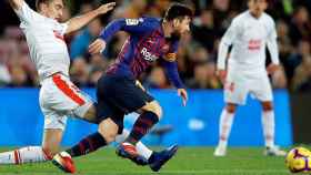 El delantero argentino del Barcelona Lionel Messi (d) pelea un balón con el centrocampista argentino del Eibar Gonzalo Escalante / EFE