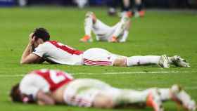 Los futbolistas del Ajax lamentan el gol del Tottenham / EFE