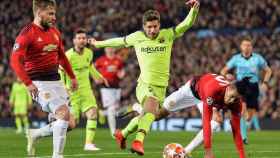 Sergi Roberto luchando un balón ofensivo contra el Manchester United / EFE