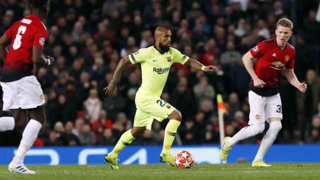 Arturo Vidal jugando en Old Trafford contra el Manchester United / FC Barcelona