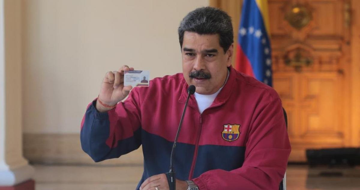 Maduro utilizando un chándal con el escudo del Barça / EFE
