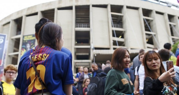 Aficionados en los exteriores del Camp Nou en día de partido del Barça / EFE