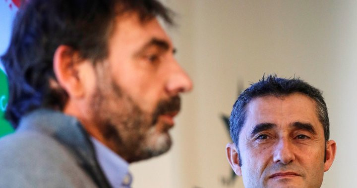 Óscar Camps explica la situación de Proactiva Open Arms ante la atenta mirada de Valverde / EFE