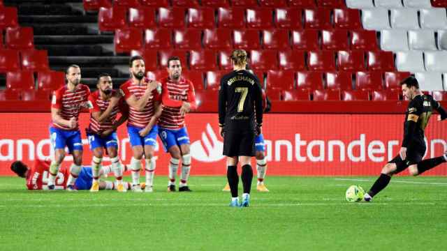 Messi en el disparo que significó el segundo gol en Granada / EFE