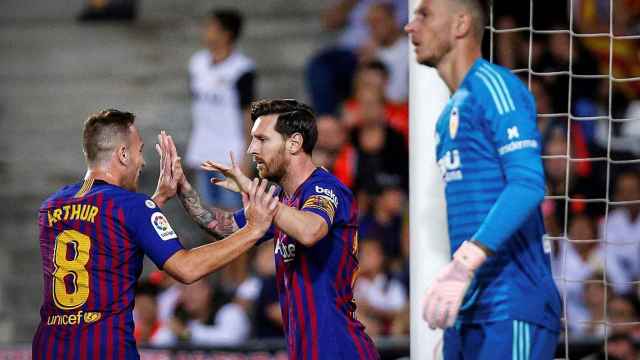 Messi celebra con Arthur su 25º gol al Valencia / EFE