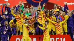 Los jugadores del Barça celebran la Copa del Rey ganada tras derrotar al Athletic en Sevilla / EFE