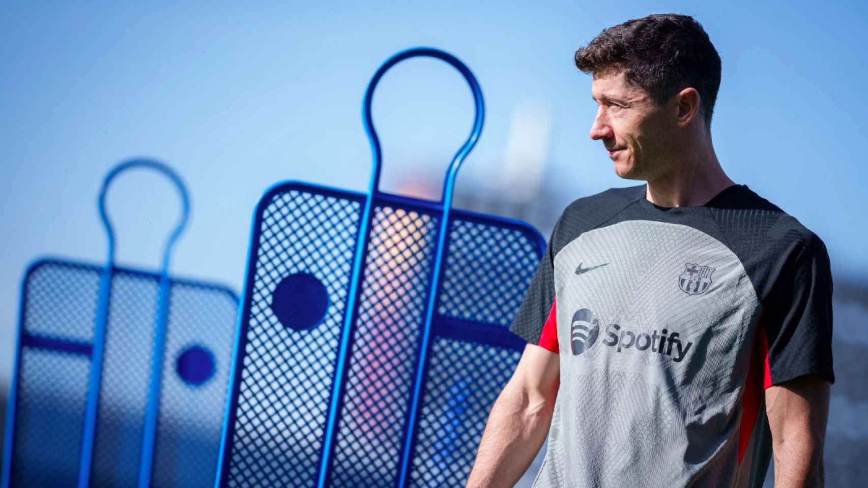 Robert Lewandowski luce la camiseta de entrenamiento del Barça sin publicidad en la manga / FCB