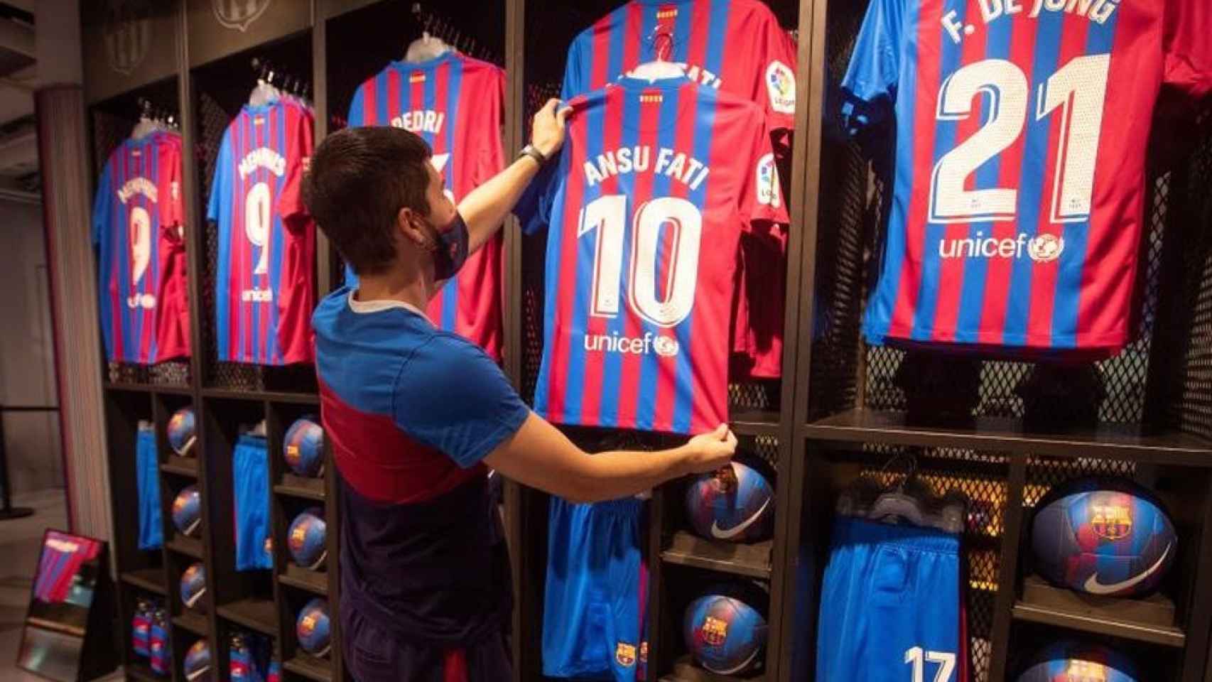 Un cliente, a punto de comprar una camiseta del Barça / EFE