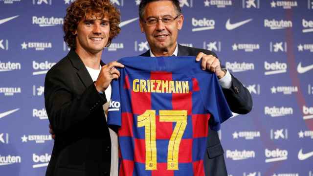 Antoine Griezmann y Bartomeu en la presentación del francés / EFE