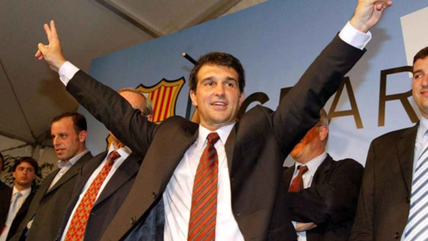 Joan Laporta, eufórico, celebra su victoria en las elecciones presidenciales del Barça de 2003
