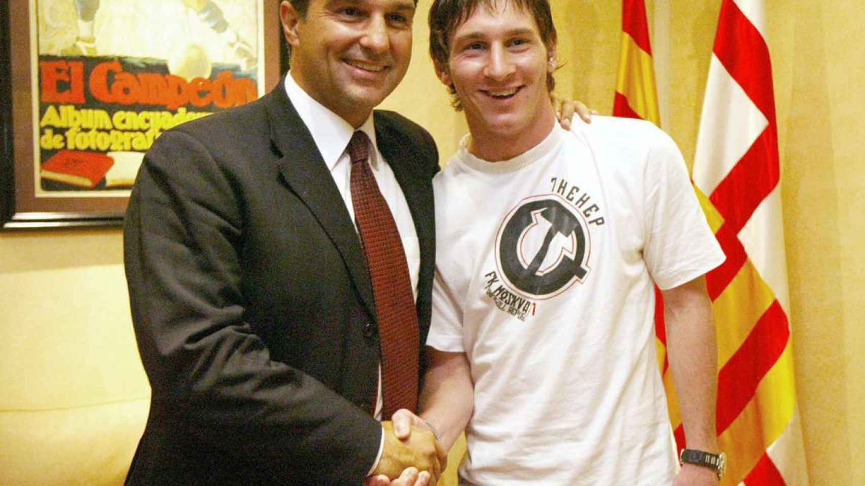 Leo Messi, al firmar su renovación en 2005 con Laporta | REDES