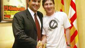 Leo Messi, al firmar su renovación en 2005 con Laporta | REDES