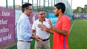 Bartomeu y Albert Soler en una amigable conversación con Luis Suárez cuando los tres estaban en el Barça / FCB