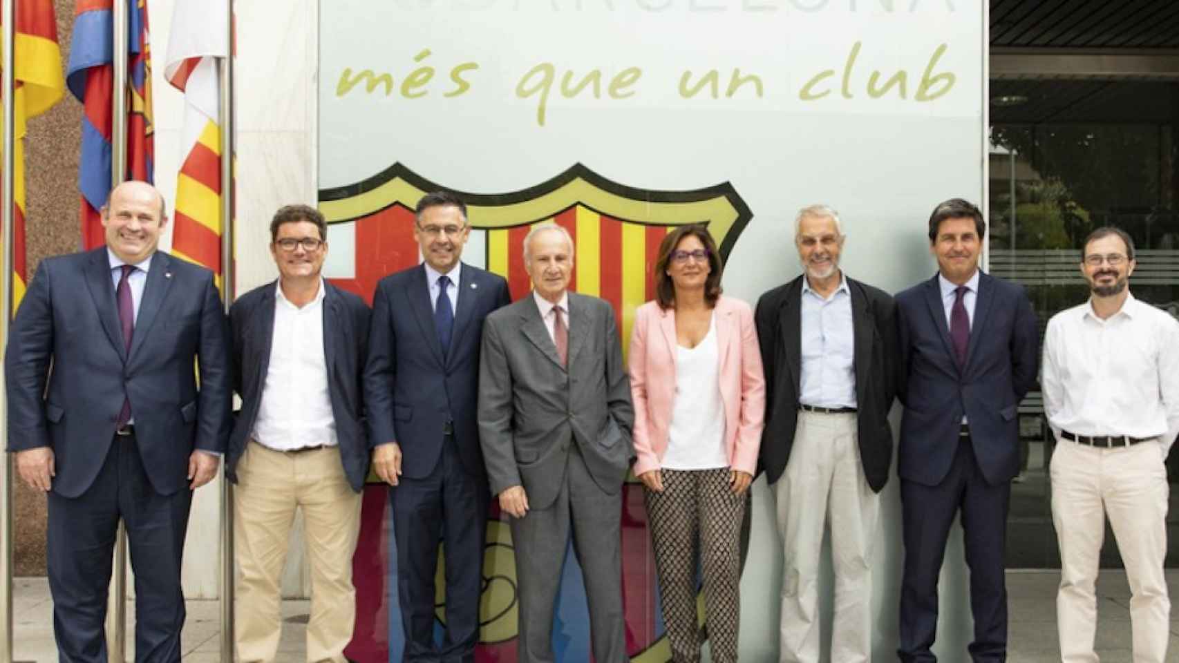 Una foto del presidente del Barça, Josep Maria Bartomeu, con varios representantes del club y de la Fundación Ernest Lluch / FCB