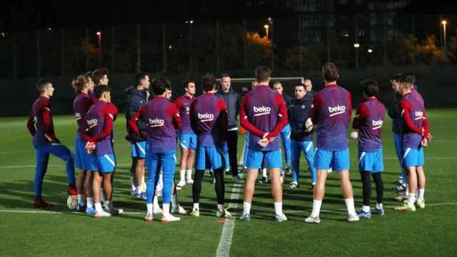 Xavi da explicaciones a los futbolistas del Barça, en un entrenamiento / FCB