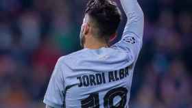 Jordi Alba, agradeciendo el pase a un compañero contra el Viktoria Plzen / FCB