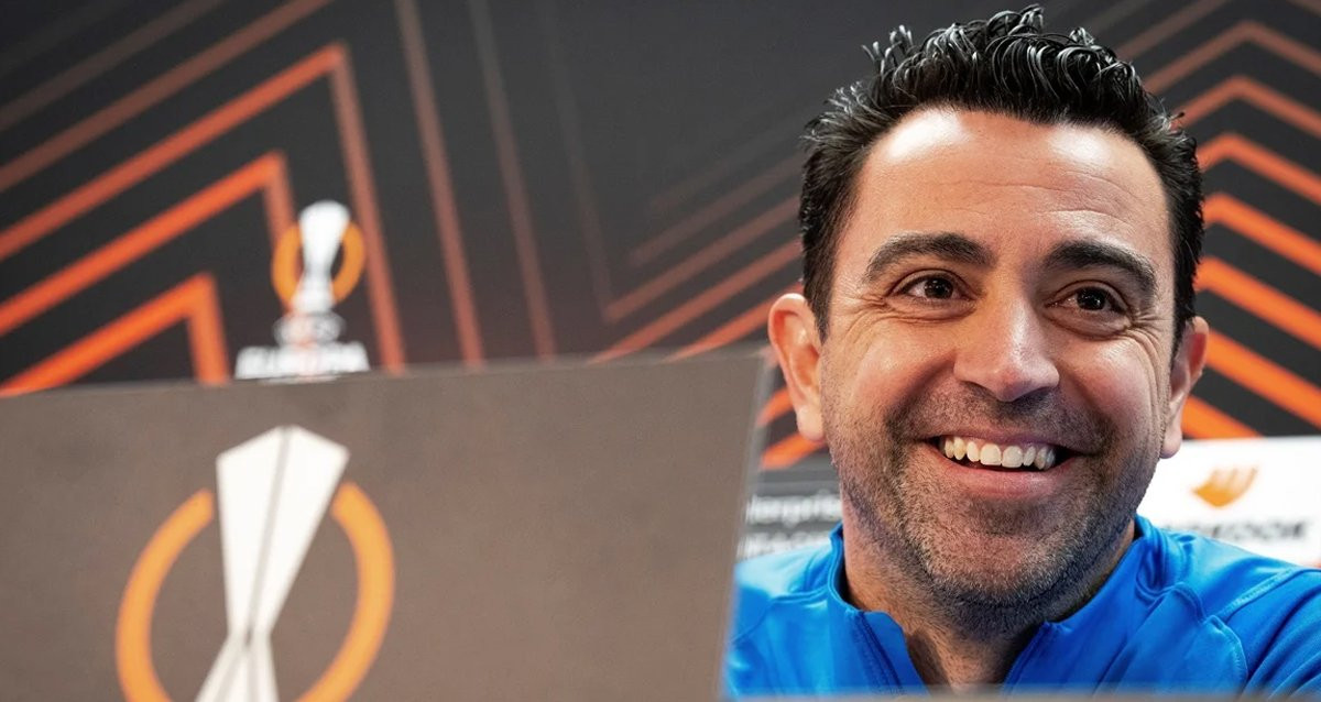 Xavi Hernández, sonriente, en una rueda de prensa en la Europa League / EFE