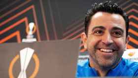 Xavi Hernández, sonriente, en una rueda de prensa en la Europa League / EFE