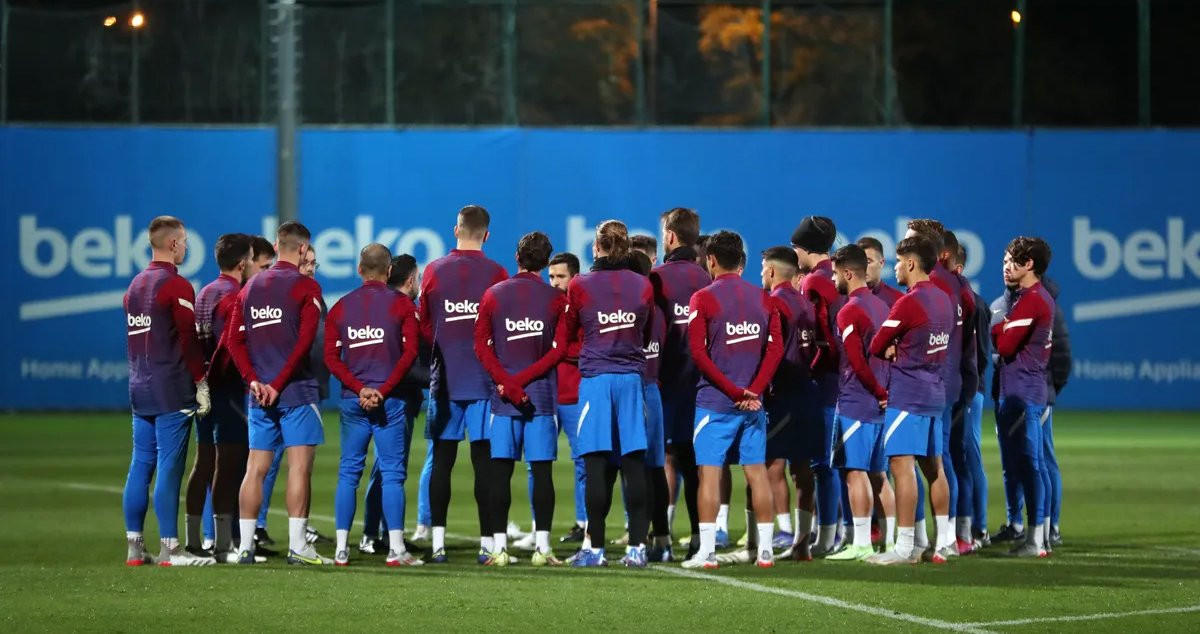 Los jugadores del Barça recibiendo indicaciones de Xavi en el entrenamiento / FCB