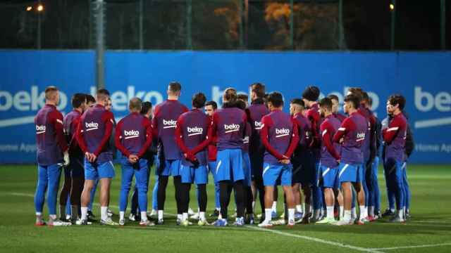 Los jugadores del Barça recibiendo indicaciones de Xavi en el entrenamiento / FCB