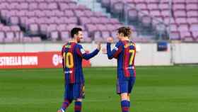 Messi, celebrando con Griezmann un gol ante Osasuna | EFE