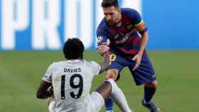 Leo Messi ayuda a Alphonso Davies / EFE