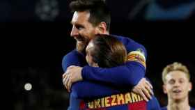 El abrazo de Messi y Griezmann / Twitter