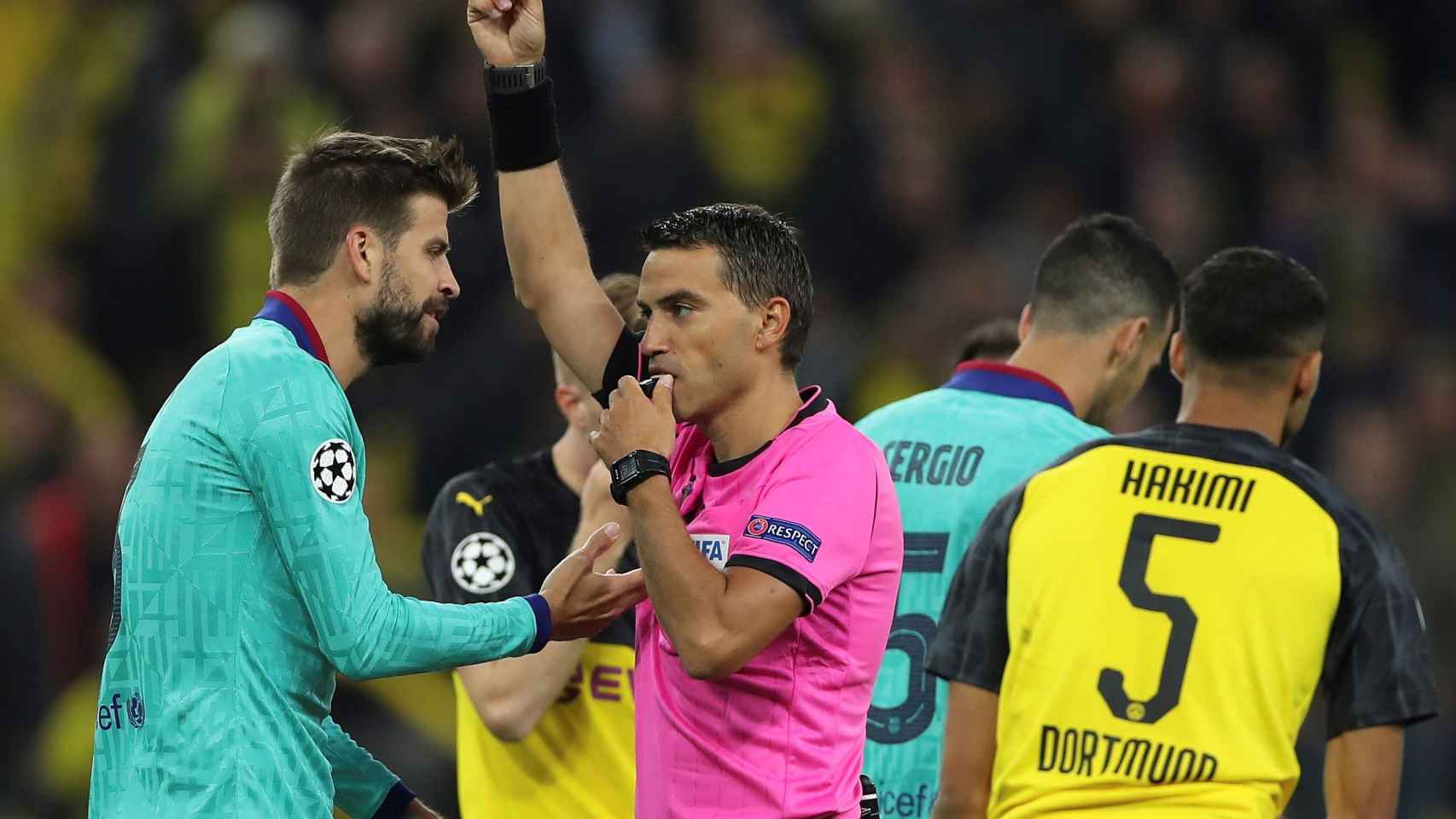 Piqué recibe tarjeta amarilla en el Signal Iduna Park / EFE