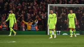 Una foto de los jugadores del Barça abatidos ante la remontada del Liverpool / EFE