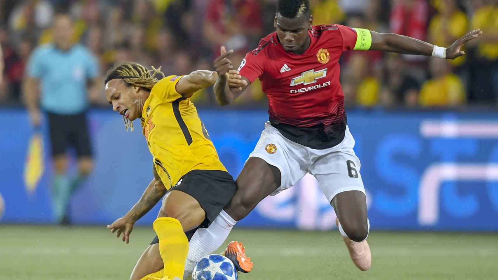 Pogba pelea un balón durante un partido del Manchester United / EFE